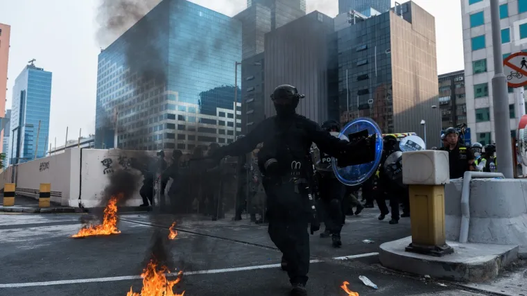 Policija po prvi put upotrijebila pravo streljivo i vodene topove protiv prosvjednika