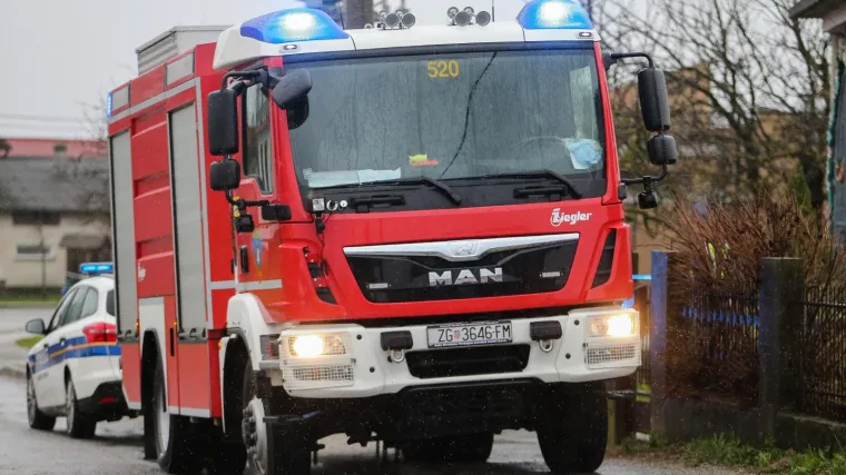 U ga&scaron;enju su ozlijeđena dva vatrogasca