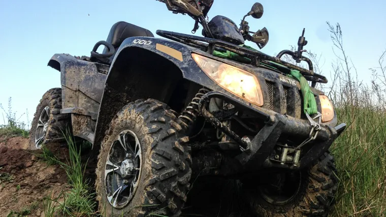 Pijan i bez kacige prebrzo vozio četverocikl i udario u drvo. Mora platiti 30.000 kn!