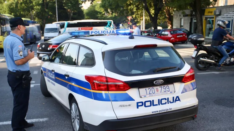 Sudarili se turistički autobus i dva automobila; jedna osoba ozlijeđena