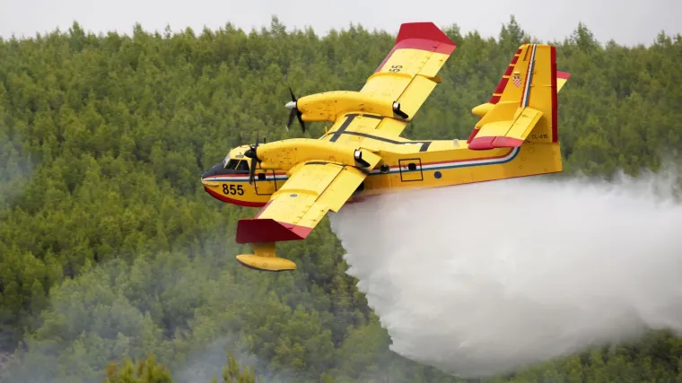 Na terenu su četiri kanadera i tri airtractora