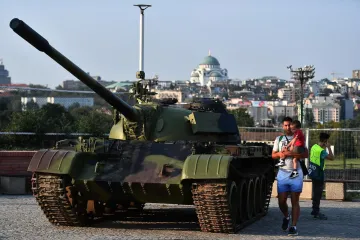 SRBI POSTAVILI TENK JNA IZ VREMENA RATA ISPRED STADIONA CRVENE ZVEZDE: Iz njega je sve izvađeno i nije u funkciji