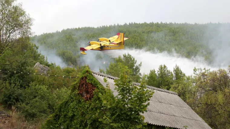 Lokaliziran požar na Kame&scaron;nici kod Sinja, i dalje gori kod Zemunika i Knina