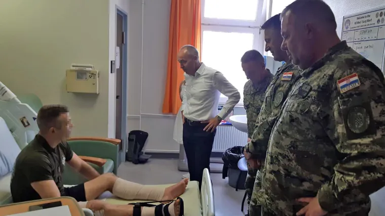 Krstičević posjetio vojnika ranjenog u Afganistanu: 'Hvala ti na doprinosu i sudjelovanju u misiji'