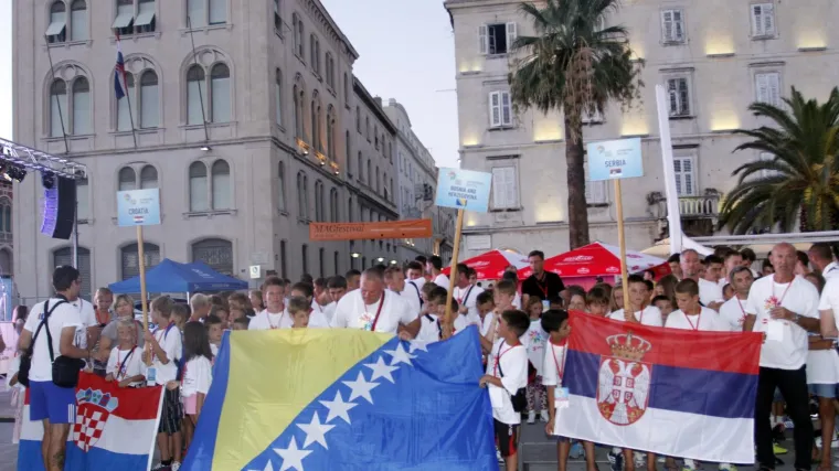 Klinci pro&scaron;etali Rivom s hrvatskom, srpskom i bosanskom zastavom