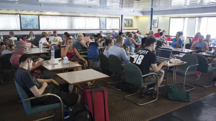 I oni 'deru' u sezoni: Kavu, mali kroasan i vodu na trajektu platili 60 kuna!