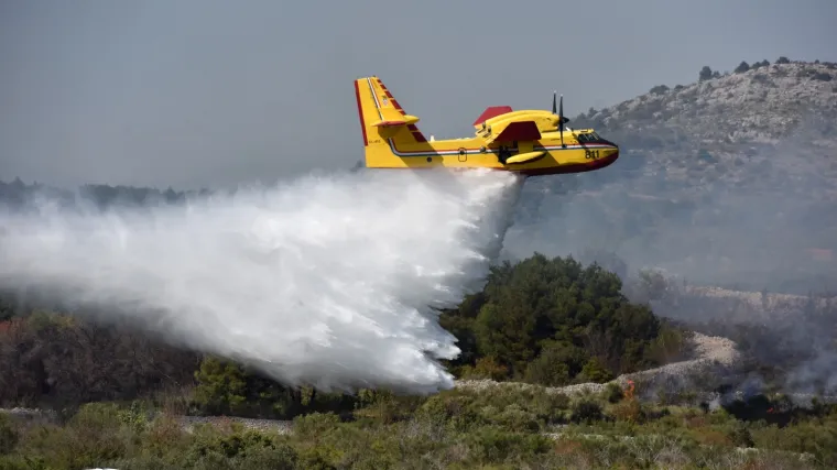 Treći dan velikog požara kod Knina: Izgorjelo 100 hektara makije i &scaron;ume, kuće nisu ugrožene
