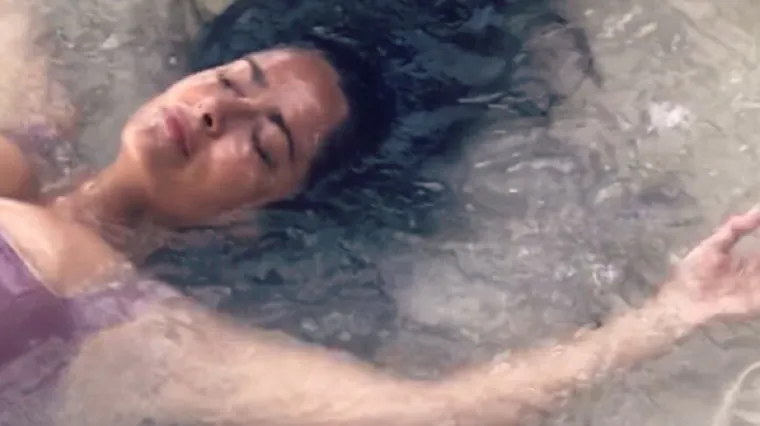 Salma Hayek u pripijenom badiću pokazala svu svoju rasko&scaron;