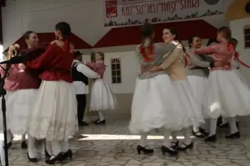Vrbovečki tamburaš za kaznu mora svirati na stolcu