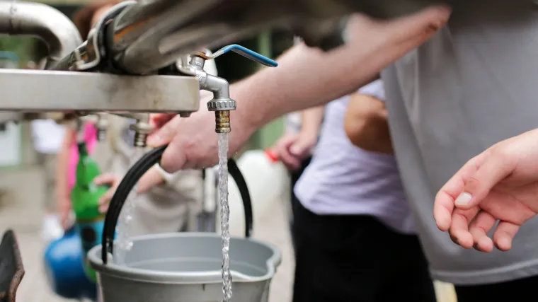 Uhodan posao: Mje&scaron;tani vikenda&scaron;ima preprodaju vodu deset puta skuplje od obične cijene