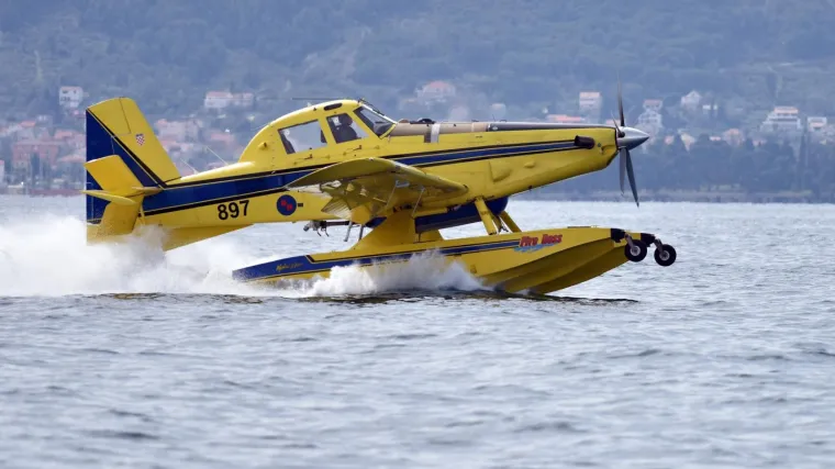 Tri protupožarna aviona gase kod Kistanja