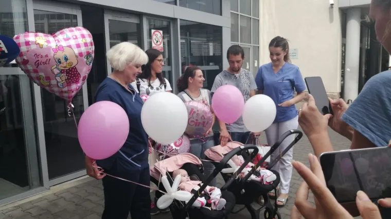 VIDEO Sijamske blizanke iza&scaron;le iz bolnice: 'Bit će neobični prazni krevetići, ali za ovo su se borile'