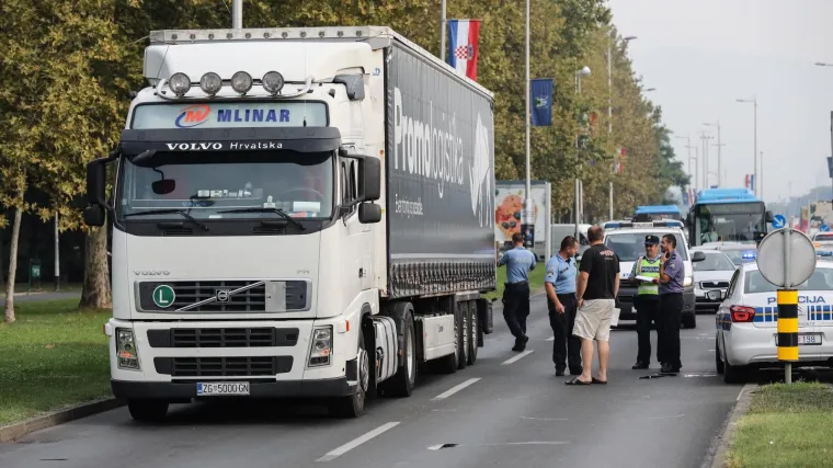 Prvo je auto naletio na pje&scaron;aka, a onda se policija sudarila