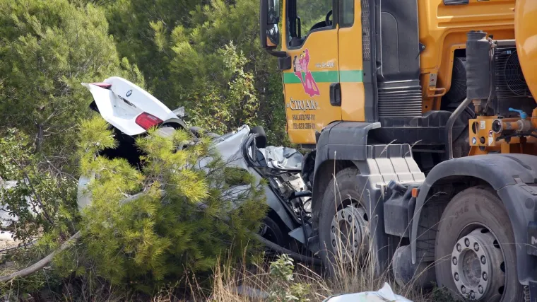 TEŠKI SUDAR KAMIONA MIJEŠALICE I AUTOMOBILA: Jedna je osoba poginula