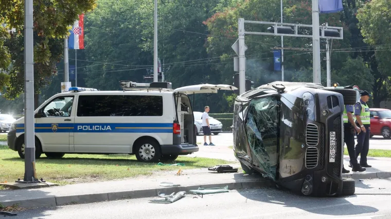 BMW se prevrnuo, a građani izvlačili ljude iz automobila
