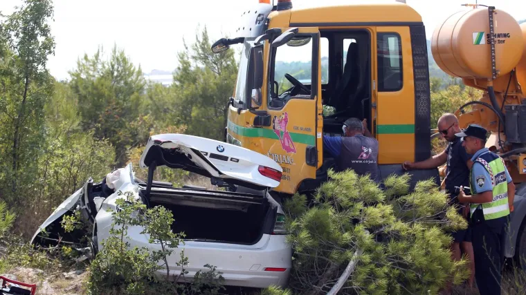 Jedna osoba poginula u sudaru miješalice i BMW-a