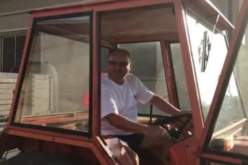 Legendarni maestro Fortuna na traktoru