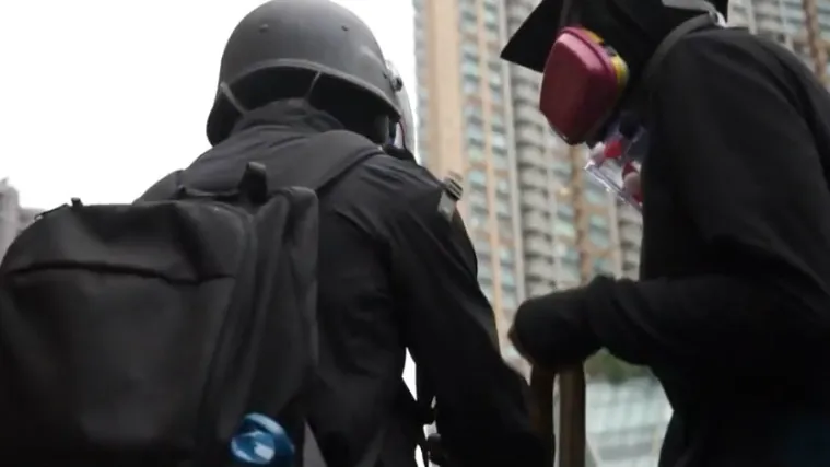 Ljubav u doba suzavaca, gumenih metaka i nasilja: 'Ako poživimo, bit će to sjajna priča za unuke'