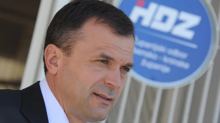 Iz politike se povukao zbog teške bolesti