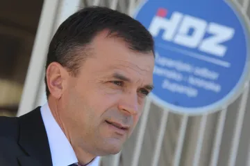 Iz politike se povukao zbog teške bolesti