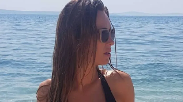 Mokra i preplanula pozirala u plićaku i raspametila pratitelje: 'Prava bomba'