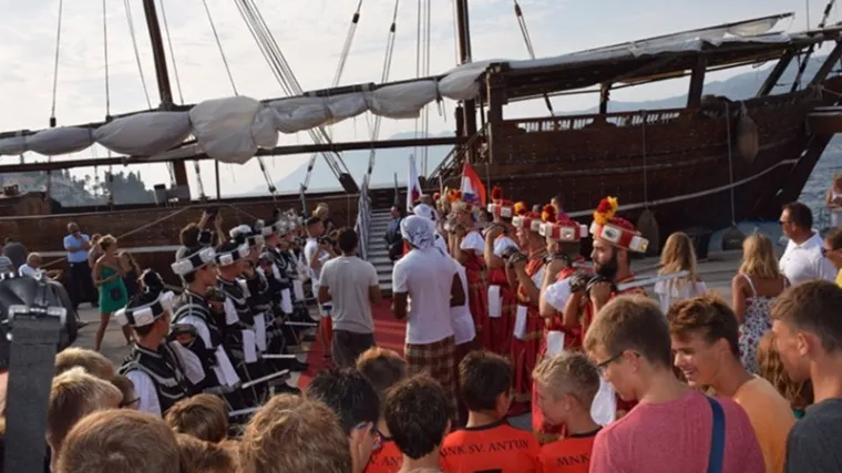 FOTO/VIDEO Katar promovira Svjetsko nogometno prvenstvo: Ugledni gosti uplovili u na&scaron;u luku