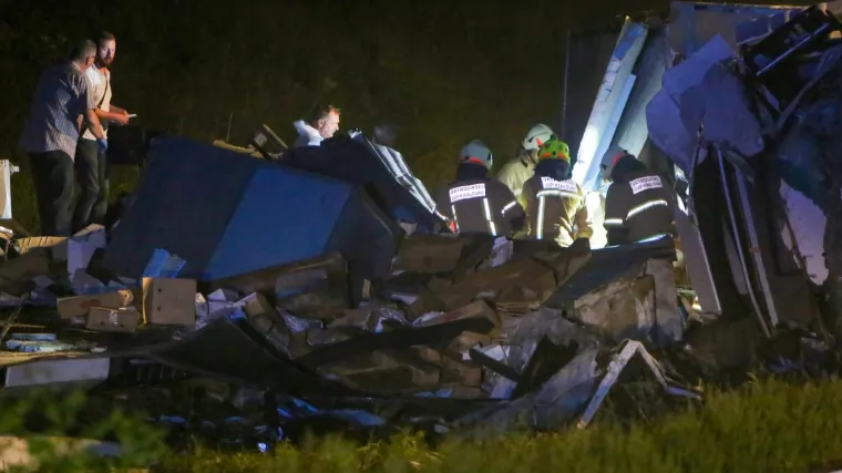 Stravičan sudar: Kamion se prevrnuo na automobil, poginuo 26-god&scaron;njak, dvoje te&scaron;ke ozlijeđene