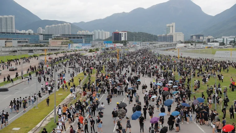 Tisuće ljudi prosvjedovalo na aerodromu u Hong Kongu, a onda se preselili u podzemnu