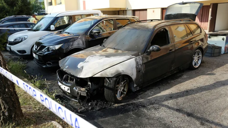 Istražuje se je li požar podmetnut: Izgorio BMW u u Karlovcu, vatra zahvatila jo&scaron; dva auta