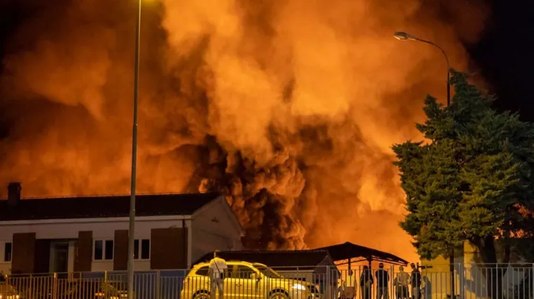 Pula se probudila obavijena gustim dimom: Planulo odlagali&scaron;te otpada, gradom se &scaron;iri smrad paljevine