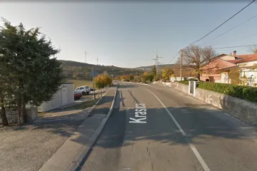 Tragovi krvi vode od nogometnog igrališta prema golf terenima?