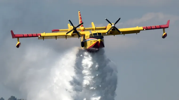 Buknuo požar na planini Moseć kod Drni&scaron;a: Na terenu dva kanadera i Airtractor