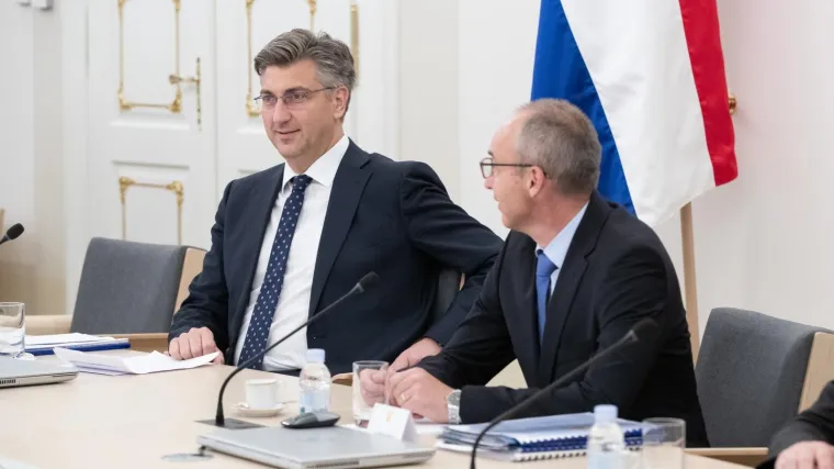 Krstičević želio otići sa sastanka, Plenković mu rekao: 'Damire, ostani sekundu...'; Ministar mahao glavom