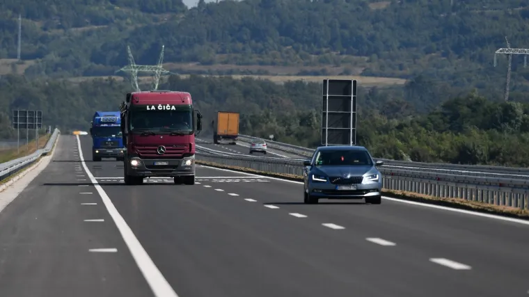 Podletjeli pod kamion iz Srbije: U te&scaron;koj nesreći na autocesti poginule tri osobe, među njima i dijete