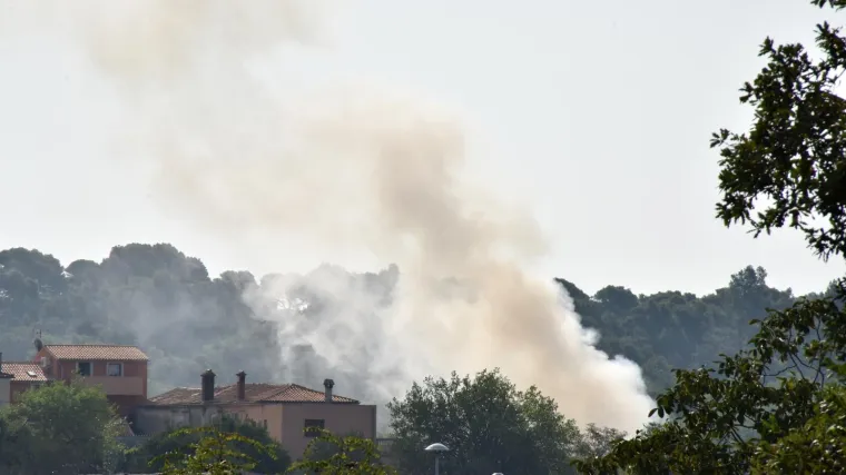 Gori otpad na Metisu: Čula se i detonacija, jak smrad paljevine osjeća se u cijeloj Puli