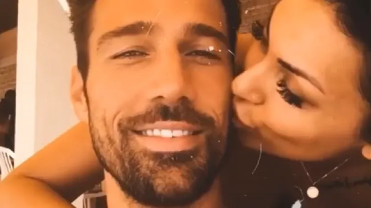 Atraktivna crnka pokazala kako njezine nove grudi izgledaju u bikiniju