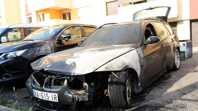 Automobil u potpunosti izgorio, vatra zahvatila jo&scaron; dva vozila