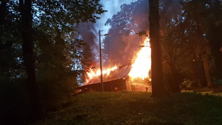 Požar na Medvednici: Grom udario u planinarski dom u Susedgradu pa se zapalio