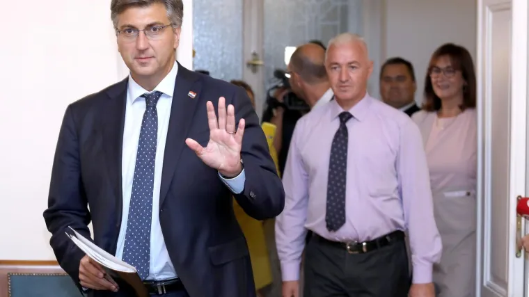 Vlada pod tepih stavila sve zakone zbog kojih se diže ideolo&scaron;ka pra&scaron;ina, među njima i Zakon o pobačaju