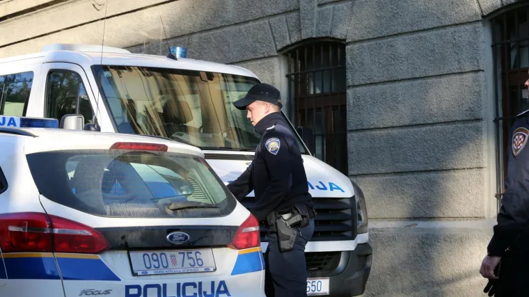 Sudario se s autom na staroj cesti za Rijeku