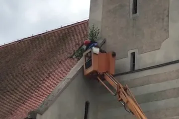 Na crkvi sv. Križa u Križevcima raste zelenilo, djelatnici Komunalca ga uklonili