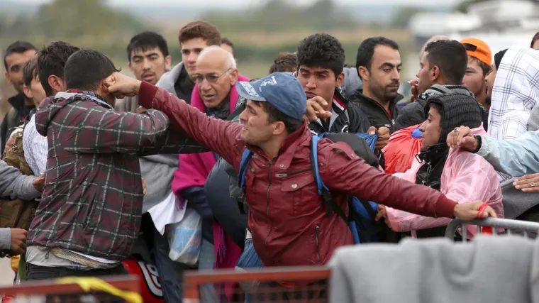 Migranti se potukli, a kada je jedan od njih pao, drugi su ga nastavili mlatiti