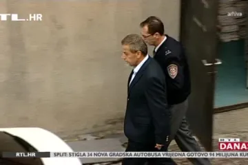 'Tražio me da potpišem da su slike u vlasništvu Zaklade. Nisam htjela, potpisao je on'