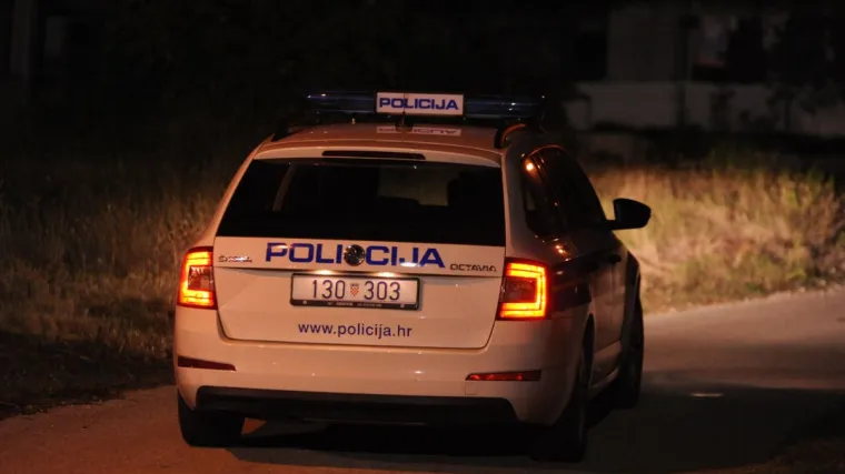 Vrijeđao ih i poku&scaron;ao pobjeći: Kad su ga priveli u postaju, policajku udario nogom u glavu