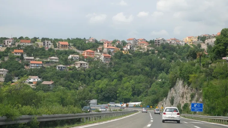 Vozači oprez! Predmeti na autocesti kod Kikovice i u tunelu Tuhobić, vozi se uz ograničenje