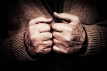 'Namamila me, a onda su me pretukli i opljačkali jer se boje da mi njihova baka ne ostavi stan'