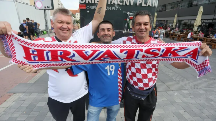 FOTO Hrvatski navijači se 'zagrijavaju' na ulicama Trnave