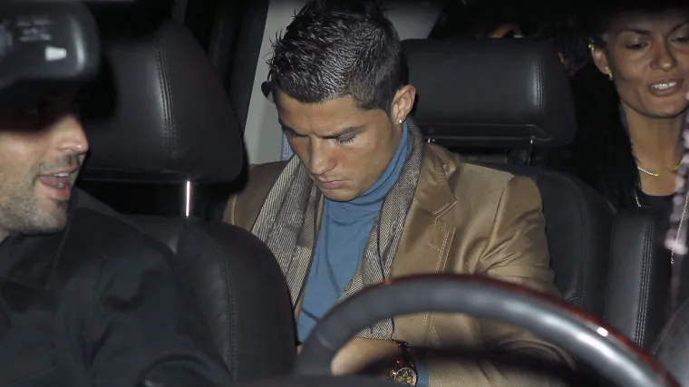 Stotine ljudi zaskočilo Ronalda u zračnoj luci, a pogledajte &scaron;to im je napravio