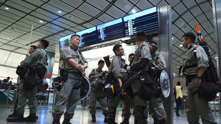 Policija spriječila blokadu aerodroma u Hong Kongu i opet ispaljivala suzavac