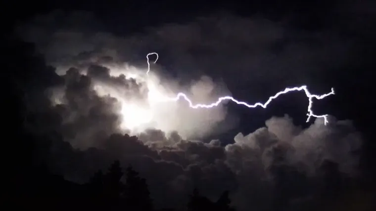 Ovo nije obična munja, ovo je DOSLOVNO grom iz vedra nema